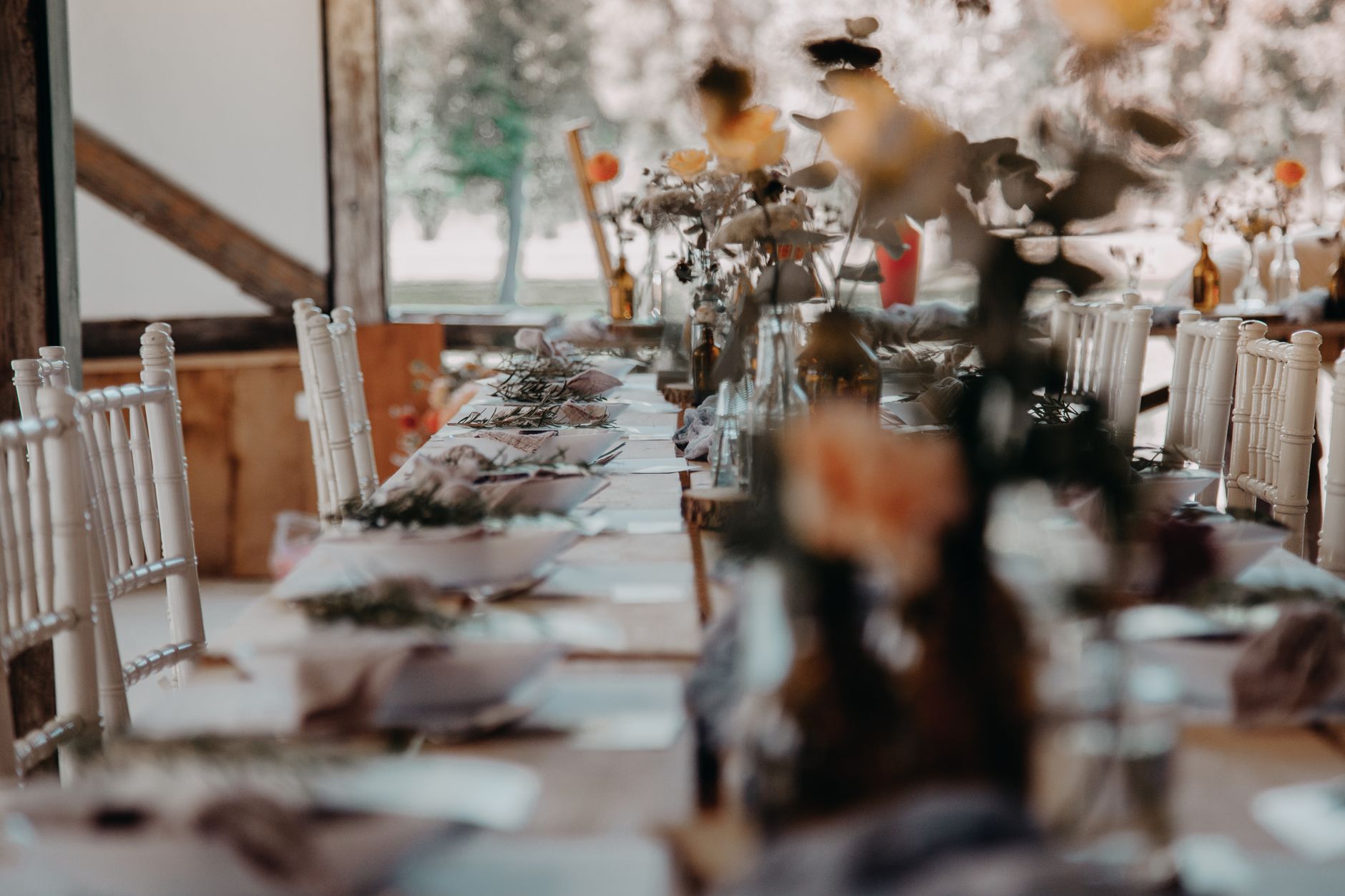 Indoor table with elegant floral décor